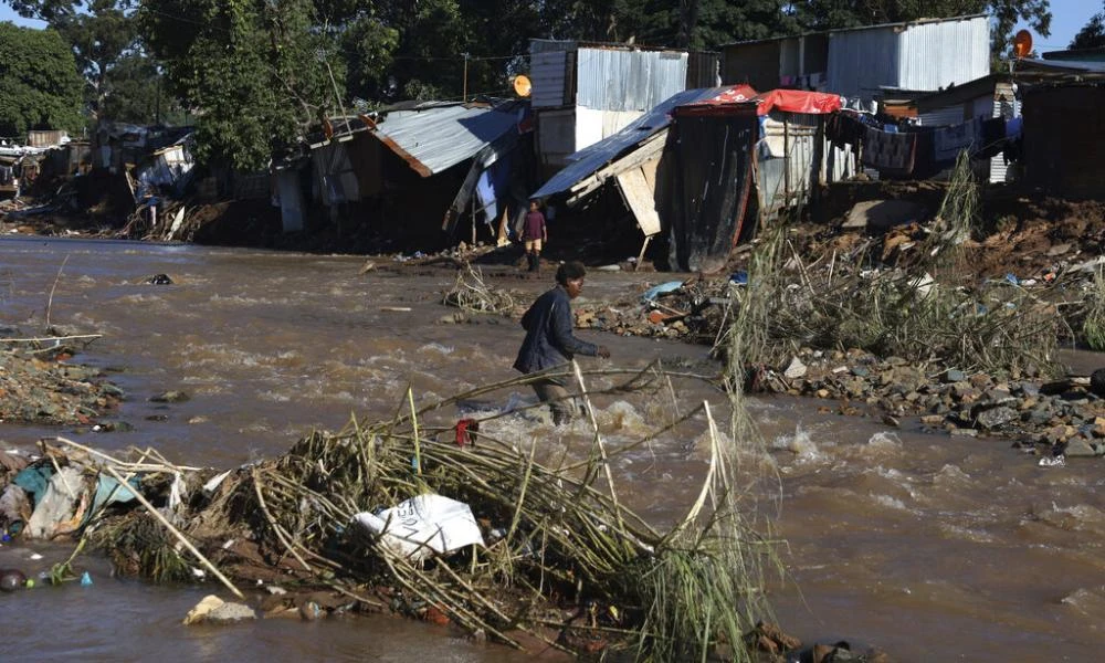Θρήνος στη Νότια Αφρική για 400 νεκρούς από τις φονικές πλημμύρες